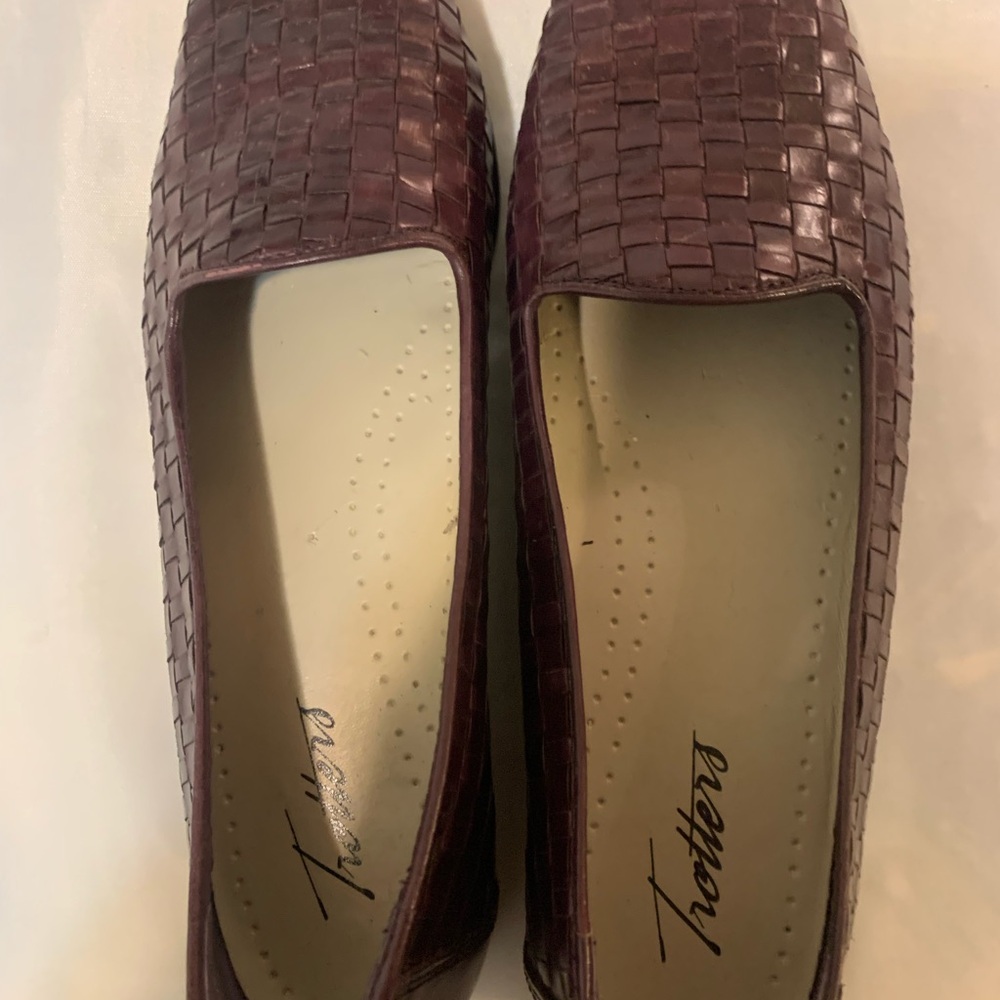 Trotters Women's Burgundy Woven Loafers